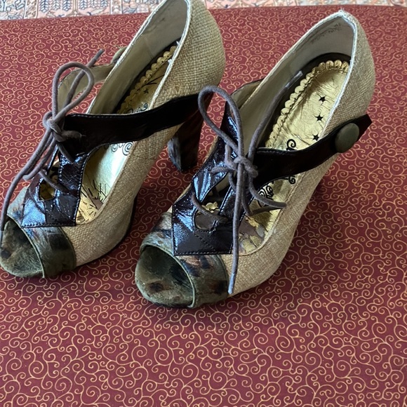 Super cute size 6 1/2 Naughty Monkey 4” heeled beige raffia lace up peep toes - Picture 4 of 16